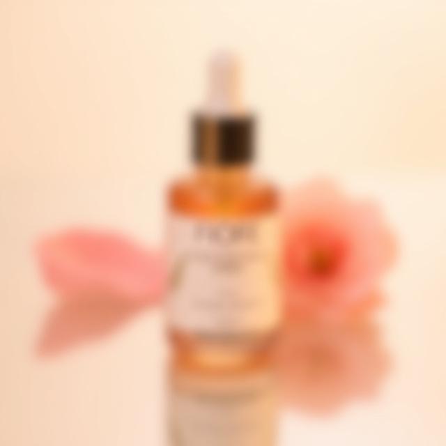 Flacone in vetro ambrato del siero viso alla rosa Fiore di Milano.